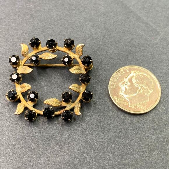 Vintage Floral Brooch 1940s Black Glass and Gold Wreath Pin - Picture 4 of 6